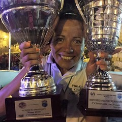 Cinzia Palmiotto "abbraccia" i due trofei