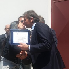 Fabiana Aniello dona una targa a Gianluca Paparesta