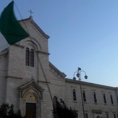 Il tricolore sventola con lo sfondo di San Domenico