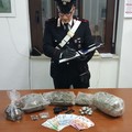 La droga e la pistola sequestrate dai Carabinieri