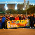 Foto di gruppo fuori dall'"astronave"