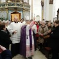 L'ingresso in Cattedrale e la benedizione ai fedeli