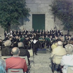 Marianna Paladino introduce l'orchestra ed il coro della Polifonica