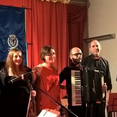 Foto di gruppo a fine serata tra gli applausi