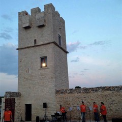 La meravigliosa Torre delle Pietre Rosse all'alba