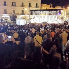 La piazza stracolma per Adolfo Sebastani