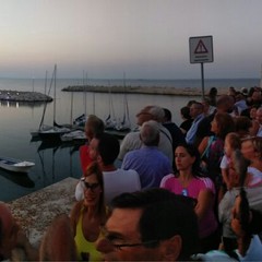 Una prospettiva panoramica di via Marina e cala Porto