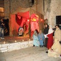 Tanta gente in piazza Meschino davanti alla capanna