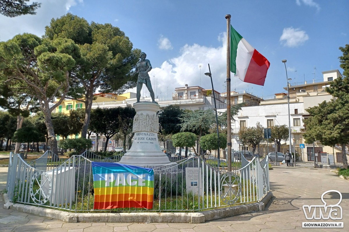 Bandiera della Pace davanti al Monumento di Caduti