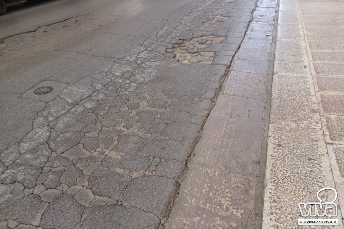 Asfalto deteriorato in via Molfetta