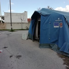 Degrado e rifiuti. Ecco com'è ridotta la tenda della Protezione Civile