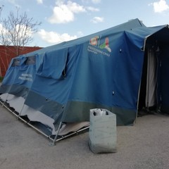 Degrado e rifiuti. Ecco com'è ridotta la tenda della Protezione Civile