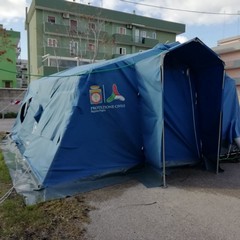 Degrado e rifiuti. Ecco com'è ridotta la tenda della Protezione Civile