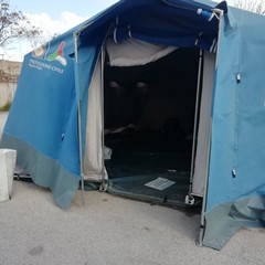 Degrado e rifiuti. Ecco com'è ridotta la tenda della Protezione Civile