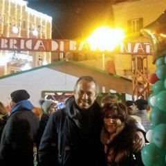 Il Sindaco posa davanti alla Fabbrica di Babbo Natale