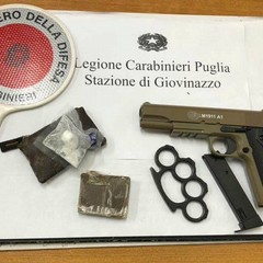 La droga e la pistola sequestrati dai Carabinieri