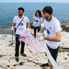 Il lungomare di Ponente ripulito dai volontari: 15 sacchi di rifiuti e tanta plastica