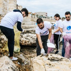 Il lungomare di Ponente ripulito dai volontari: 15 sacchi di rifiuti e tanta plastica