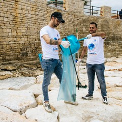 Il lungomare di Ponente ripulito dai volontari: 15 sacchi di rifiuti e tanta plastica