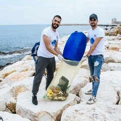 Il lungomare di Ponente ripulito dai volontari: 15 sacchi di rifiuti e tanta plastica