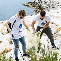 Il lungomare di Ponente ripulito dai volontari: 15 sacchi di rifiuti e tanta plastica