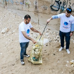 Il lungomare di Ponente ripulito dai volontari: 15 sacchi di rifiuti e tanta plastica