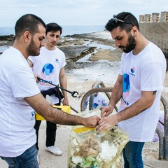 Il lungomare di Ponente ripulito dai volontari: 15 sacchi di rifiuti e tanta plastica