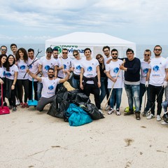 Il lungomare di Ponente ripulito dai volontari: 15 sacchi di rifiuti e tanta plastica