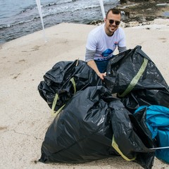 Il lungomare di Ponente ripulito dai volontari: 15 sacchi di rifiuti e tanta plastica