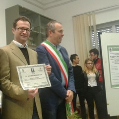 Giuseppe de Pinto premiato dal Sindaco Depalma