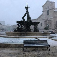 La Fontana dei Tritoni al tramonto sotto la neve