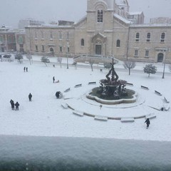 La piazza innevata