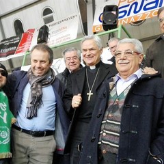 Foto di gruppo col Sindaco e Monsignore