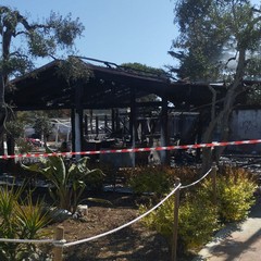 In fiamme il Margaret Club: sul posto i Vigili del Fuoco, danni ingenti