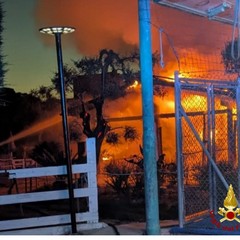 In fiamme il Margaret Club: sul posto i Vigili del Fuoco, danni ingenti