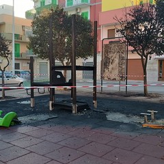 Fiamme in piazzetta Iacobellis: distrutta l’area giochi per bambini