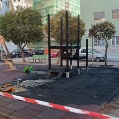 Fiamme in piazzetta Iacobellis: distrutta l’area giochi per bambini