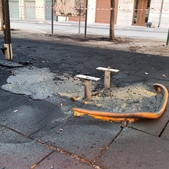 Fiamme in piazzetta Iacobellis: distrutta l’area giochi per bambini