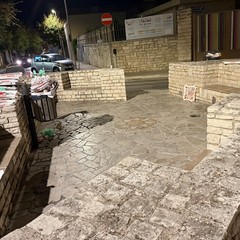 Rifiuti su isola spartitraffico