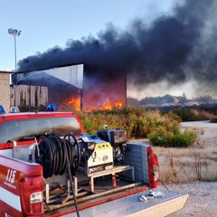 Fumo denso e fiamme alte a Giovinazzo: esteso incendio in tre capannoni