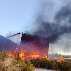 Fumo denso e fiamme alte a Giovinazzo: esteso incendio in tre capannoni