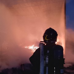 Fumo denso e fiamme alte a Giovinazzo: esteso incendio in tre capannoni
