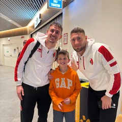 Stefano con i calciatori del Bari