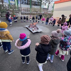 Il banditore con le scolaresche