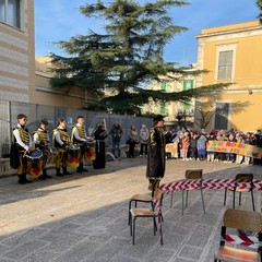 Il banditore con le scolaresche