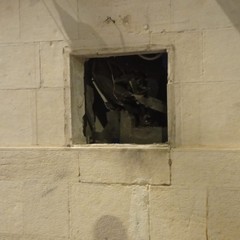 Nuovo assalto al bancomat della filiale Mps, danni alle auto in sosta