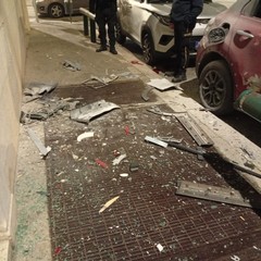 Nuovo assalto al bancomat della filiale Mps, danni alle auto in sosta