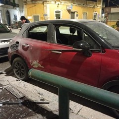 Nuovo assalto al bancomat della filiale Mps, danni alle auto in sosta