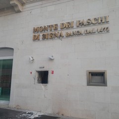 Due boati nella notte: nuovo assalto con la "marmotta" alla Monte dei Paschi