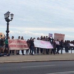 Gli studenti in protesta sul Lungomare Nazario Sauro